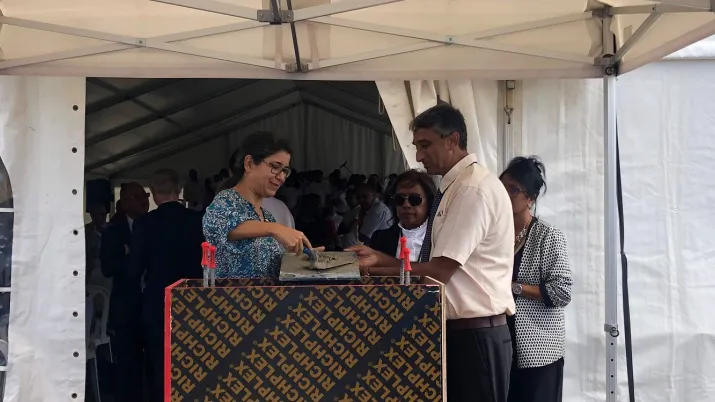 Financement de l’OGEC Sainte-Geneviève avec la Région Réunion pour la construction du premier lycée d’enseignement catholique à Bras-Panon. 