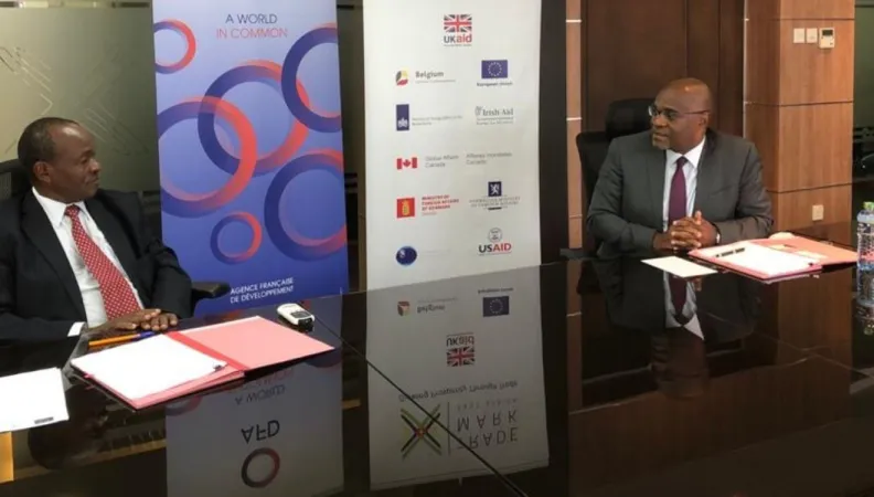 Christian Yoka, Directeur régional pour l'AFD en Afrique de l’Est, et le Président de Trademark Eeast Africa, Amb. Erastus Mwencha, ont signé une convention de subvention de 29,9 millions d'euros