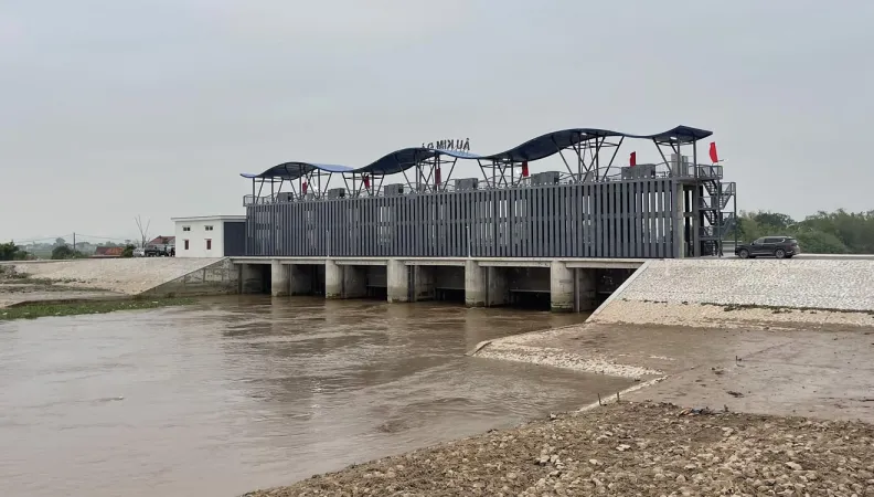 Un nouveau barrage-écluse pour lutter contre les effets du changement climatique à Kim Son, dans la province de Ninh Binh, Vietnam