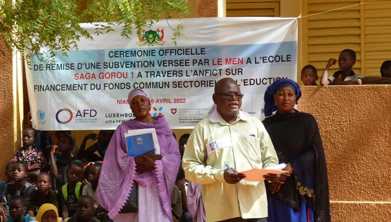 Remise d’une subvention au CGDES de l’école Saga Gorou 1 de la commune de Niamey IV sur financement du Fonds commun sectoriel de l’éducation 