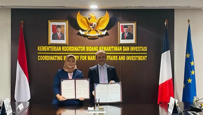 Signature of the MOU by Mr.Jean-Pierre Marcelli and Ms.Nani Hendiarti 